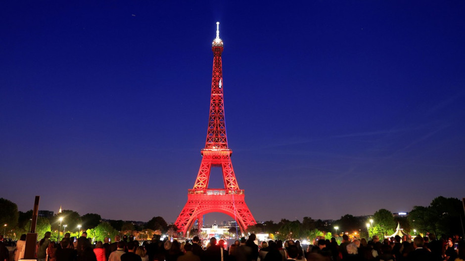 Hombre escala la Torre Eiffel y provoca su cierre