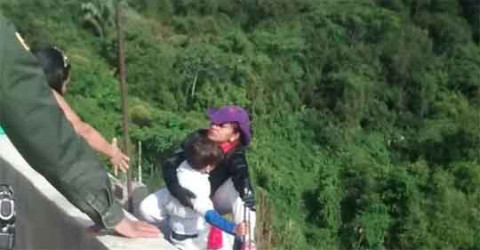“Dios mío ¡Se tiró!” : mujer se suicida con su hijo en brazos