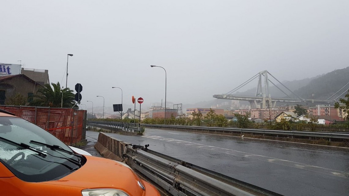 Al menos 22 muertos por el derrumbe de un puente en Génova, Italia