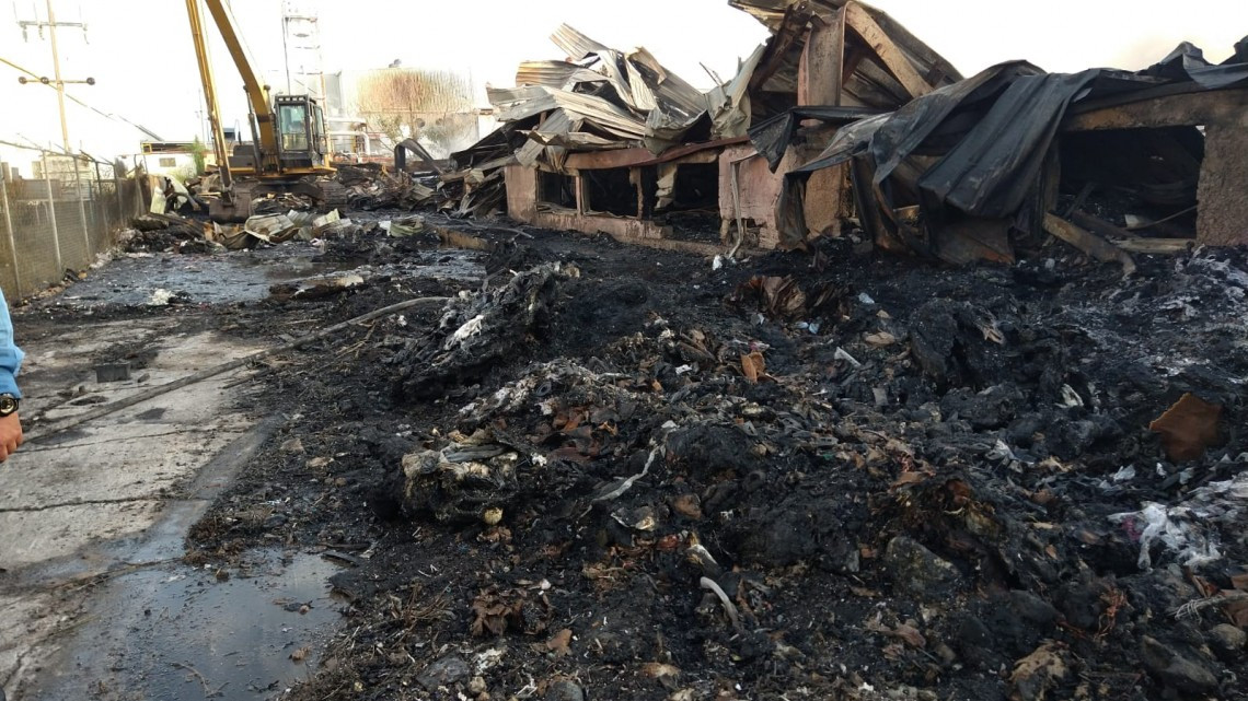 Abaten incendio tras casi 24 horas de maniobras en planta maquiladora 