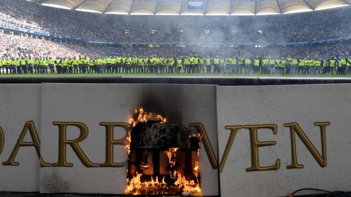 #Galería El Hamburgo desciende y sus ultas generan caos en la tribuna