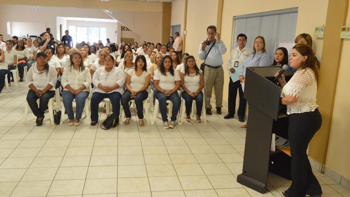 Rosy Corro entrega constancias del curso mujeres sostenibles