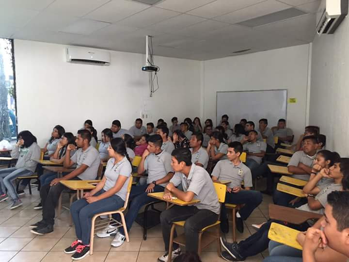 Imparten conferencia "Ser Proactivo" a universitarios