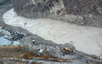 Tres muertos y 150 desaparecidos tras desprendimiento de glaciar en el Himalaya 