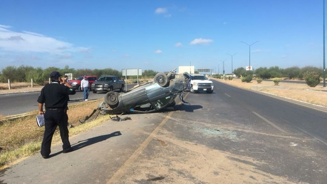 Joven se vuelca en el Colosio