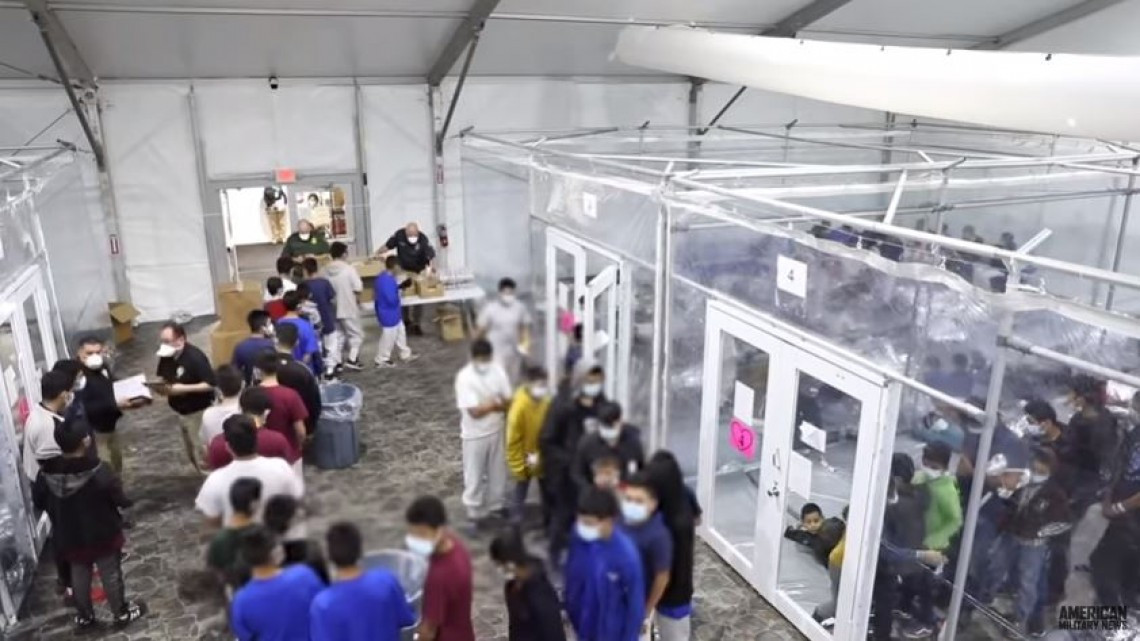 Autoridades de EU revelan imágenes de niños migrantes bajo custodia en centros de Texas 