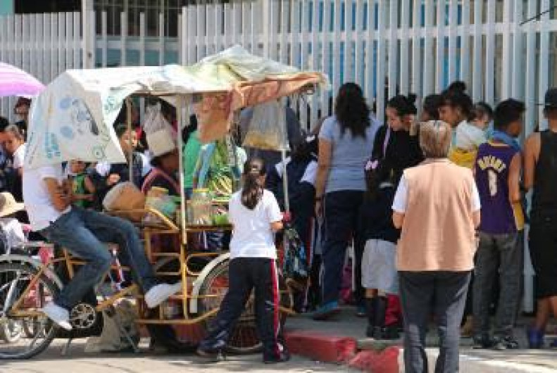 Vendedores ambulantes obstruyen los portes de primarias 