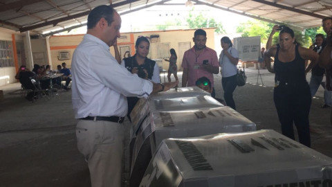 Carlos García González acude a votar