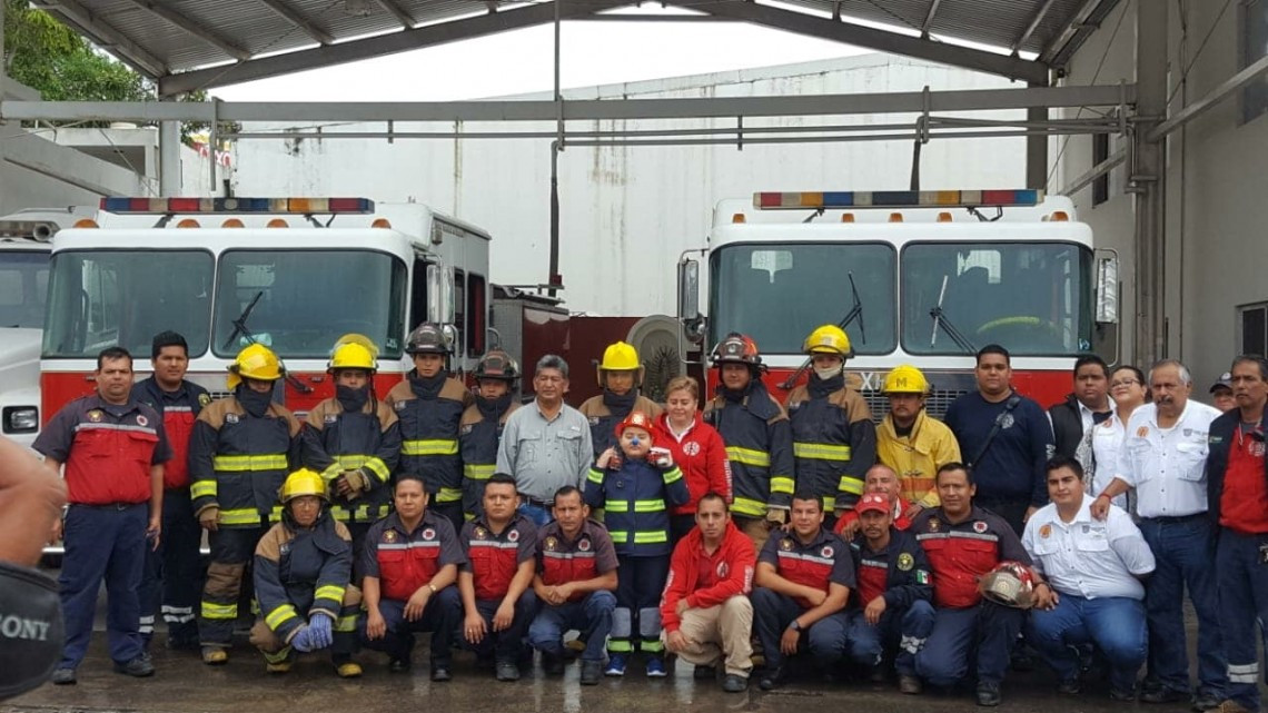 Dr. sonrisas cumplen sueño de Ángel, de ser bombero