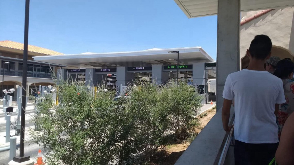 Continúan largas filas para cruzar hacia Laredo, Texas