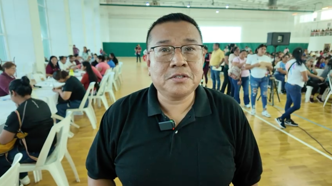 Familias beneficiadas agradecen al alcalde Carlos Peña la entrega de Becas