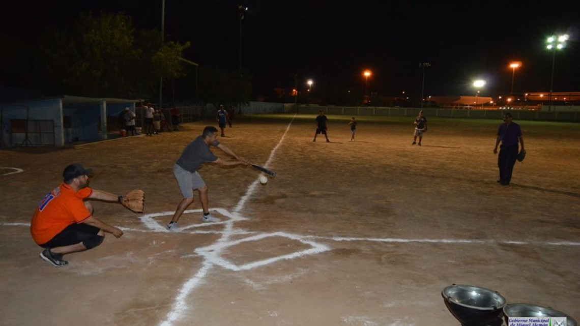 Entregan lámparas en la inauguración de campo de softbol