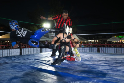 Explanada de la Independencia vibra con más de 3 mil asistentes en función de lucha libre por el 177 aniversario de Nuevo Laredo