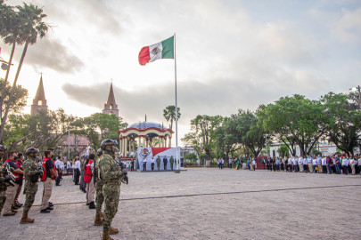 Participan empleados municipales en  ceremonia de honores a la bandera