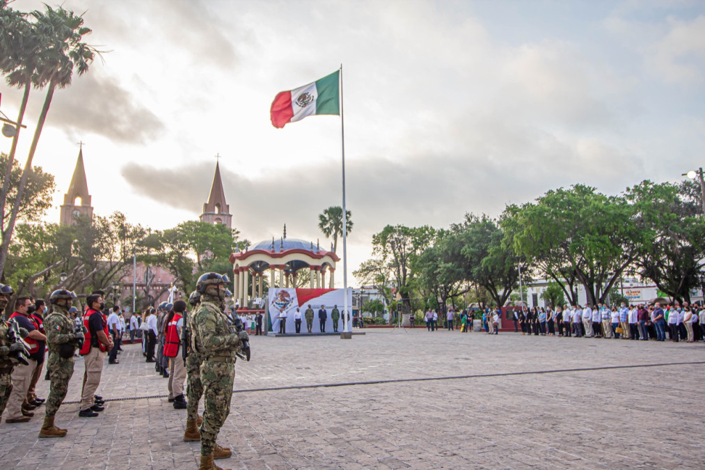 Participan empleados municipales en  ceremonia de honores a la bandera