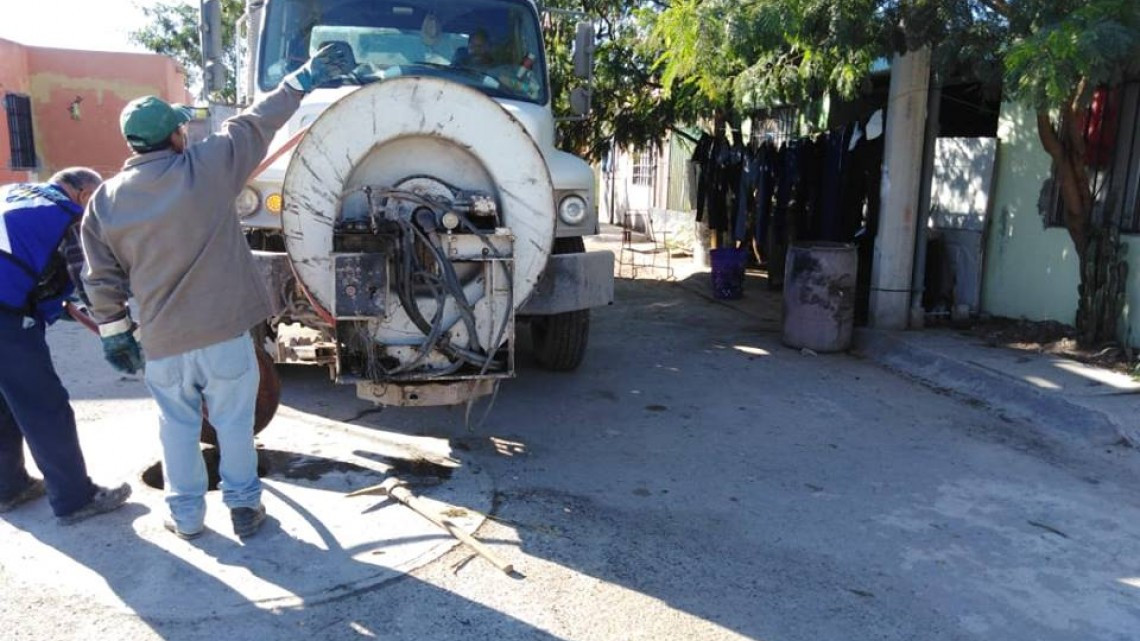 Comapa trabaja con equipo vactor