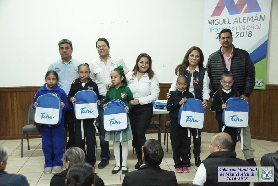 Entregan mochila con útiles escolares en Miguel Alemán 