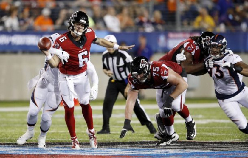 Broncos derrotan a los Halcones en el Juego del Salón de la Fama 