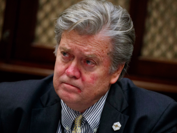 Una traición reunión en torre Trump con rusos: Bannon