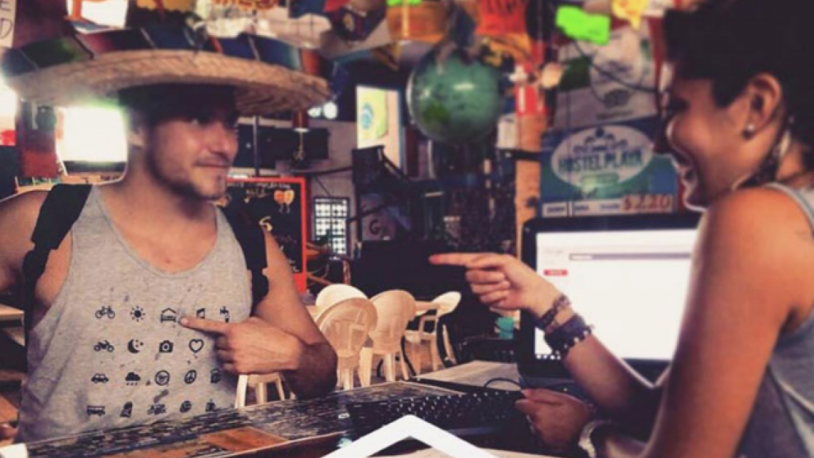 ¡A viajar se ha dicho! Crean camiseta con íconos  para comunicarse en todo el mundo