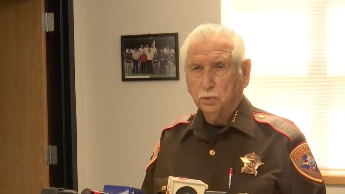 Oficial de Cameron bajo arresto por manipular documentos