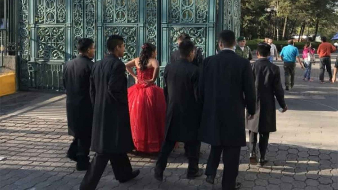Sorprende quinceañera con sus fotos en Los Pinos