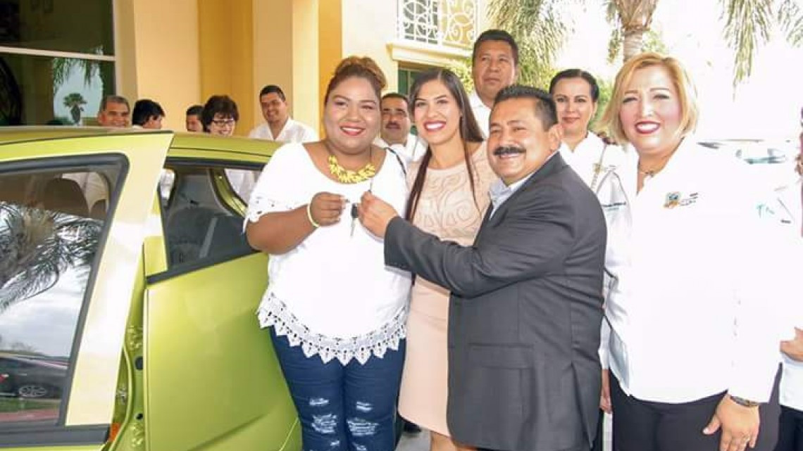 Ayuntamiento festeja a maestros en su día