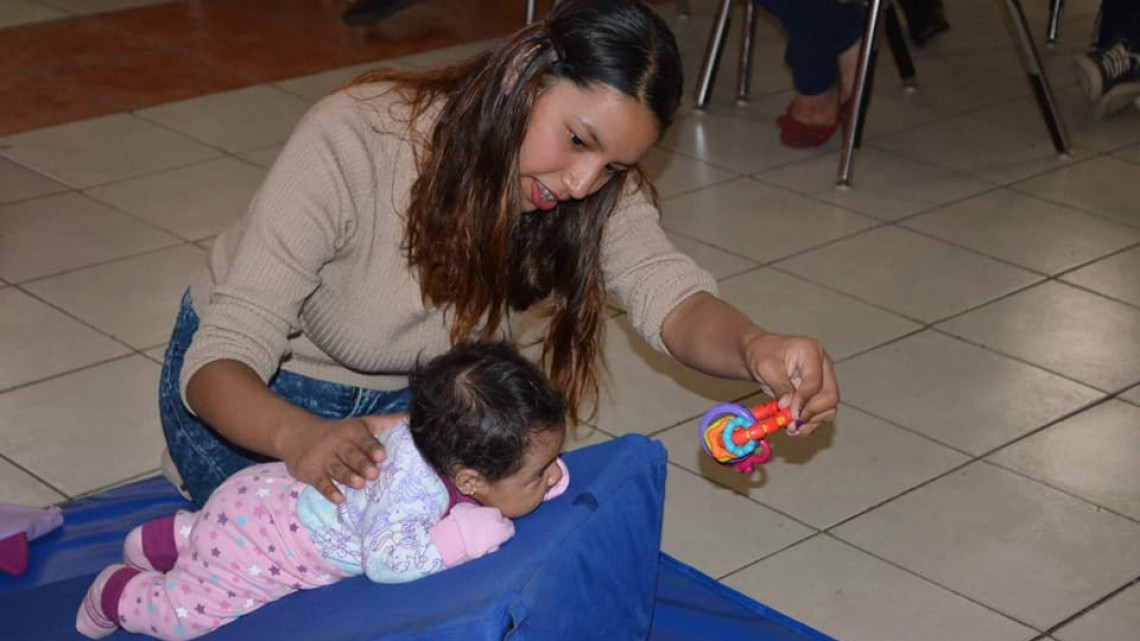 Jóvenes del programa AMA participan en taller