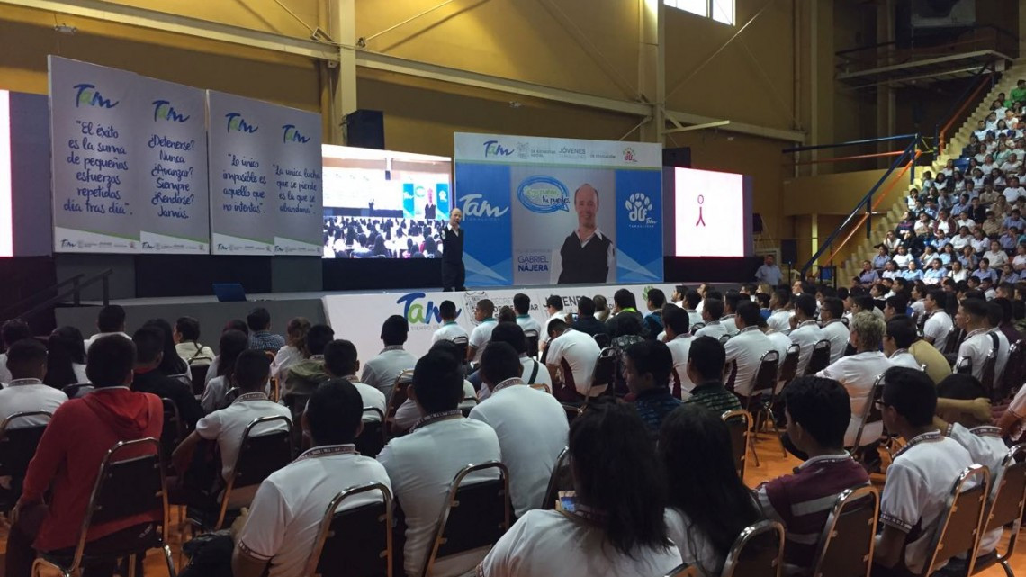Mas de 5 mil jóvenes escucharon al conferencista Gabriel Nájera