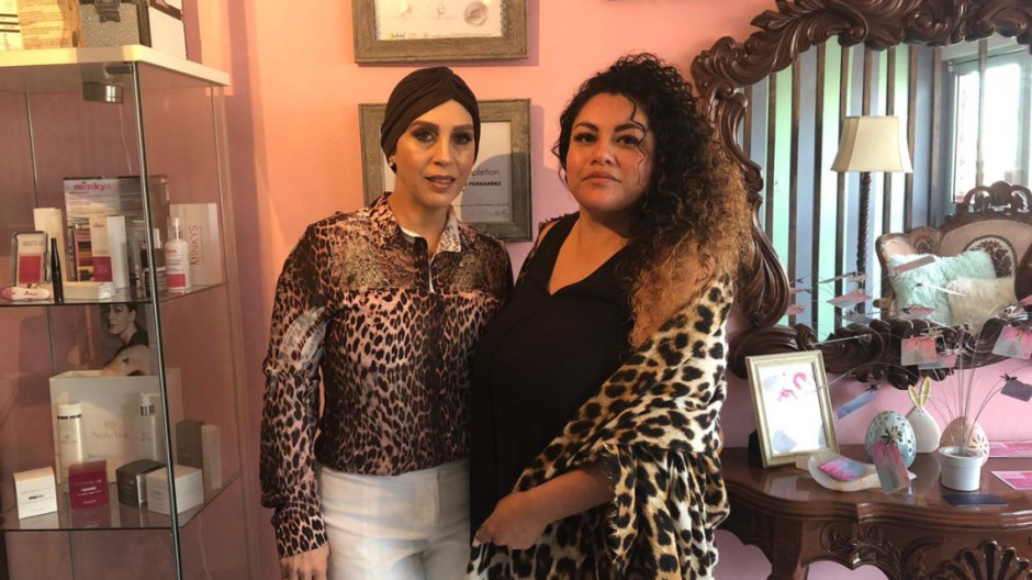 Regalan aplicación de pestañas a pacientes oncológicos