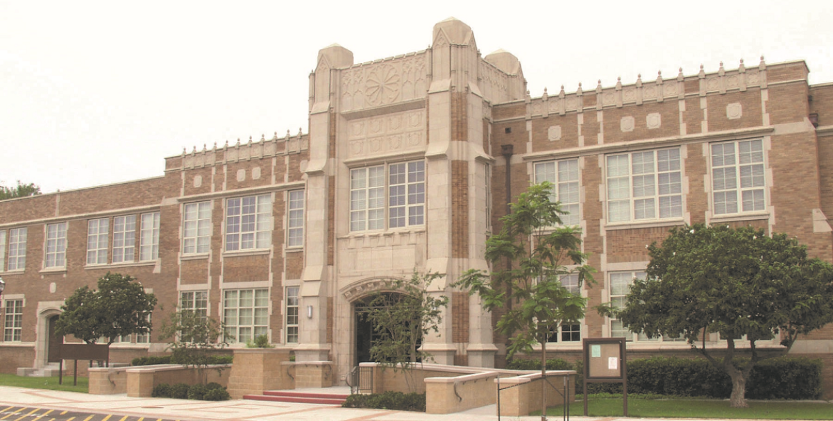 Contra indicaciones, estudiantes de Edinburg tendrán graduación al aire libre 