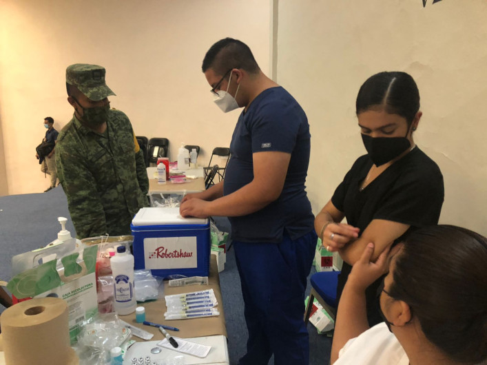 Sector maquilador cuenta con módulos preferenciales para vacunación contra el COVID-19 en NL