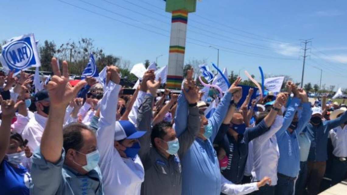 Panistas realizan caravana en apoyo al gobernador