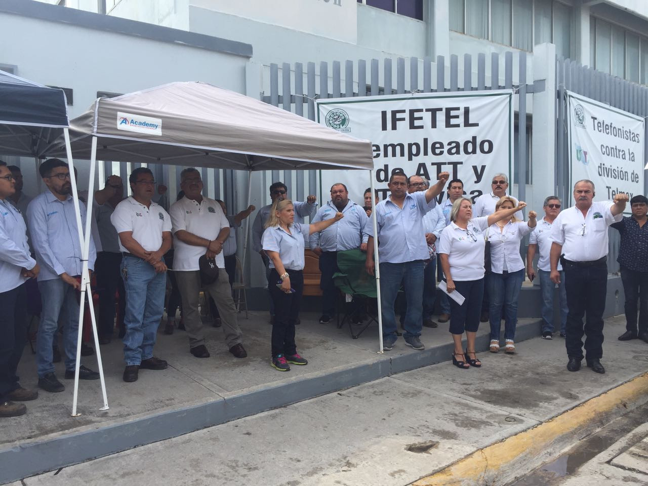 Realizan empleados de Telmex paro de labores 