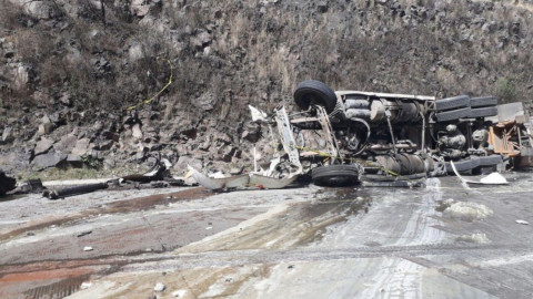 Pipa vuelca en la autopista México–Querétaro