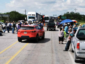Continúan campesinos con bloqueos carreteros en Tamaulipas 