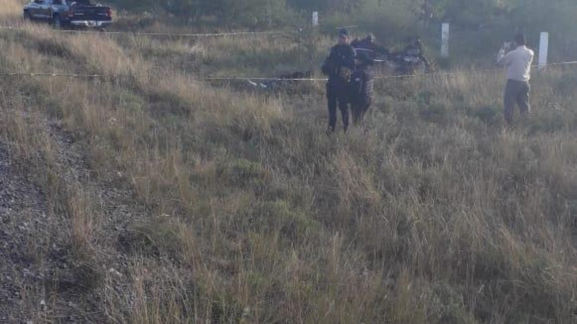 Muere motociclista al derrapar en carretera al Mezquital