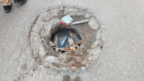 Cae motociclista en alcantarilla y sale lesionado 