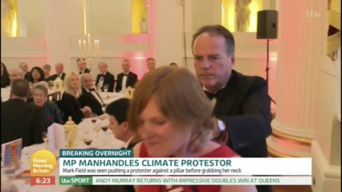 Suspenden a un diputado británico por agarrar a una manifestante por el cuello
