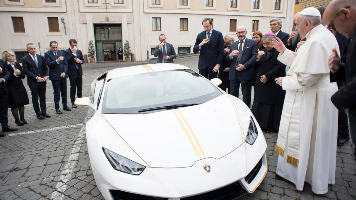 El Papa Francisco recibe un Lamborghini