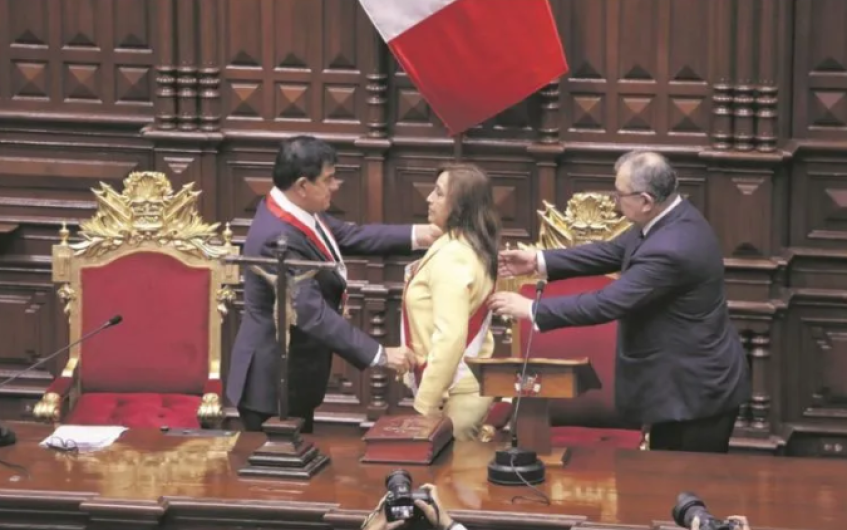 Dina Boluarte asume la presidencia de Perú