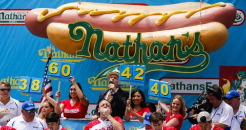 Come 74 hot dogs ¡en 10 minutos! 