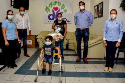 DIF Reynosa entrega silla de ruedas y andador infantil