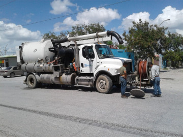 Trabaja COMAPA en drenaje de Paseo de las Flores