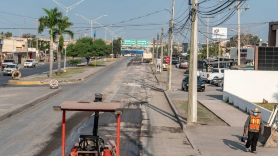Supervisa Mario López rehabilitación de pavimento en avenida División del Norte