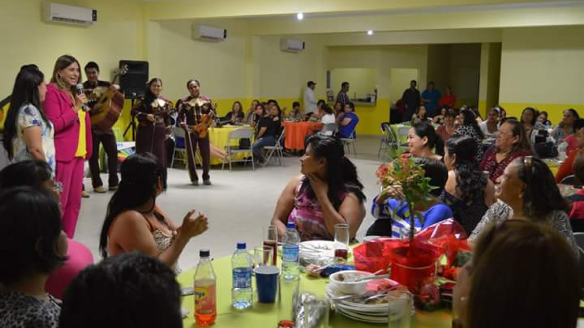 Festejan "Día de la madres" para las mujeres del sindicato de limpieza