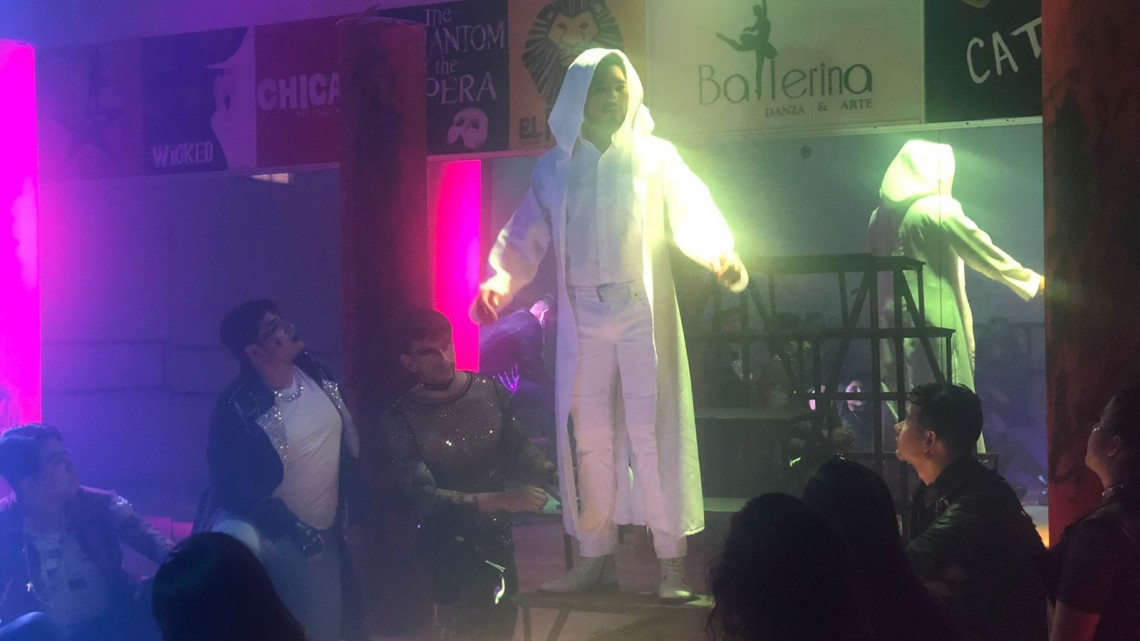 Pandemia no frena teatro, convierten salón de clases en escenario
