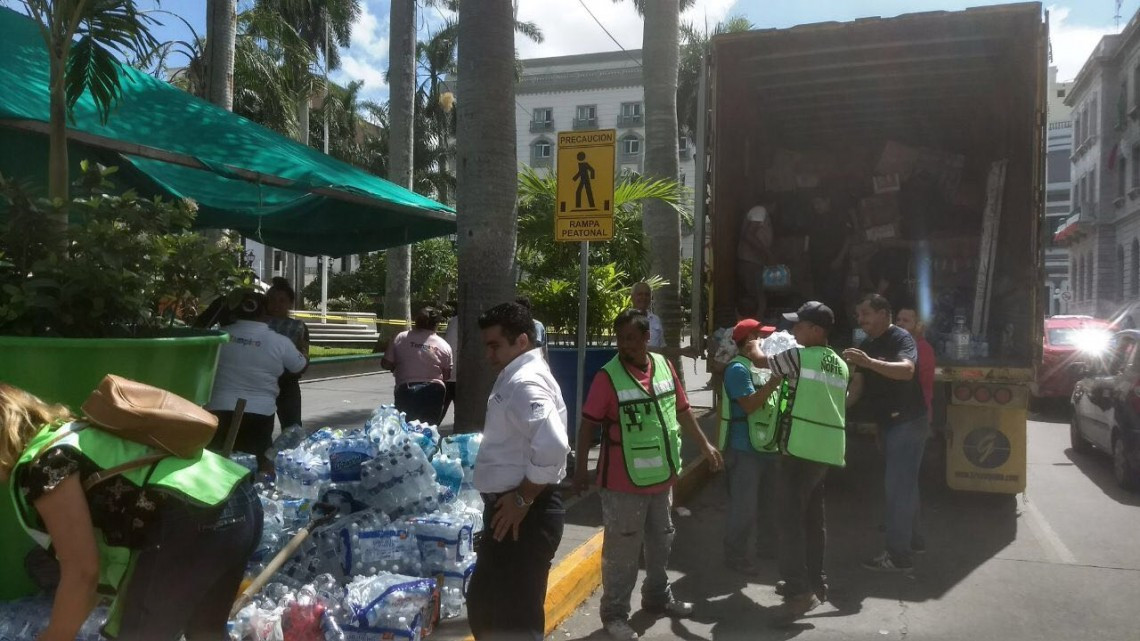 Sale tráiler con 20 toneladas de ayuda humanitaria a Oaxaca