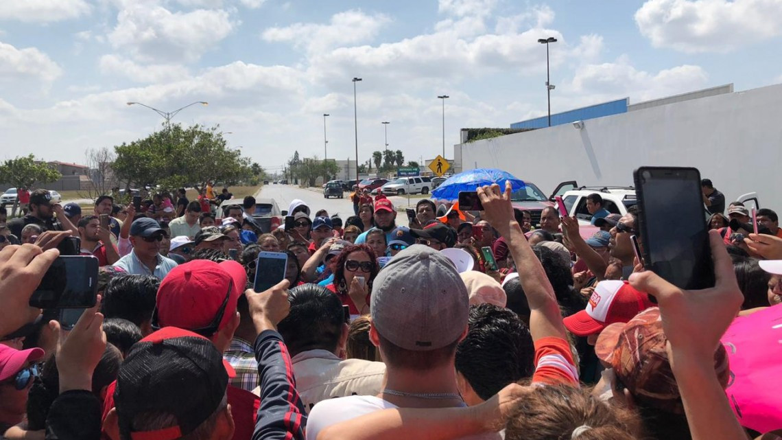 Susana Prieto manipula a obreros para que se manifiesten frente a Televisa Noreste 