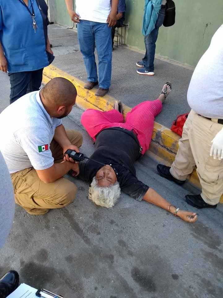 Adulto mayor se descalabra al caer de su propia altura